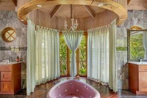 蒙特哥贝Hospitality Expert Mr X Suite - Tour Pool Bar Beach的大型浴室设有大浴缸和窗户。