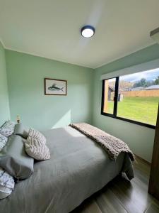埃斯克尔Refugio del Pescador的一间卧室设有一张床和一个大窗户
