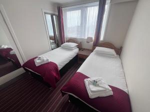 阿伯丁Brig Inn Hotel的小房间设有两张床和窗户