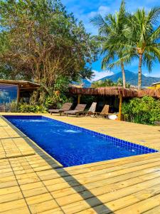 伊利亚贝拉维拉韦拉斯旅馆的棕榈树度假村旁的游泳池