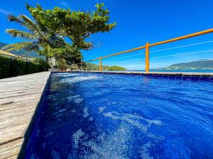 伊利亚贝拉维拉韦拉斯旅馆的一座拥有蓝色海水和棕榈树的游泳池