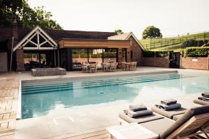 戴德姆Talbooth House & Spa的一个带躺椅的游泳池和一个庭院
