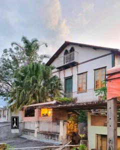帕萨夸特鲁Hostel Pousada Harpia的前面有棕榈树的房子