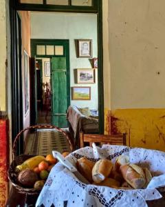 帕萨夸特鲁Hostel Pousada Harpia的桌上的一篮面包和水果