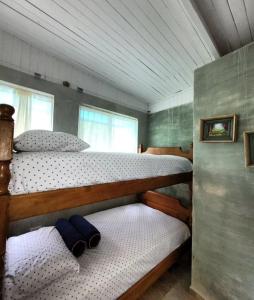 卡塔赫纳Eco hotel summer beach的房屋内设有一间带两张双层床的卧室