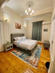 开罗Yacoubian Suites的一间卧室配有一张大床和地毯。