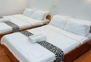 长滩岛Stay Inn Station 1 Boracay by RedDoorz的配有2张床铺的白色和黑色床单