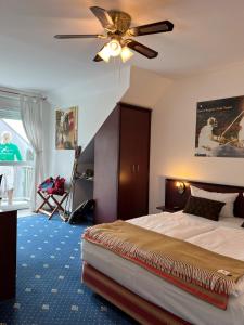 哈尔伯格摩斯Air Muc Park Sleep & Fly的一间卧室配有一张床和吊扇