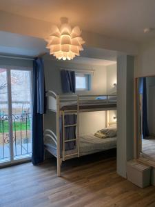 昂蒂布Bohobos Hostel的客房设有两张双层床和吊灯。