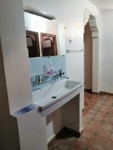 IdoukalnGite chez Ali Agouti Maison Berbère的一间带水槽和大镜子的浴室