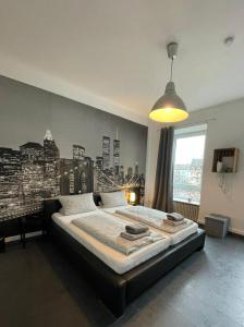 科布伦茨Schängelrooms的卧室配有一张大床,墙上挂有城市壁画