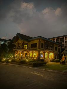 大雅台NA Suites at Pine Suites Tagaytay的大楼前有灯的大建筑
