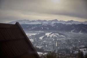 扎科帕内Widok Apartamenty Zakopane的享有白雪 ⁇ 的山脉的城市美景