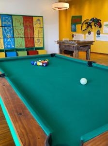 科洛尼亚-德尔萨克拉门托Sheraton Colonia Golf & Spa Resort的配有台球桌的客房