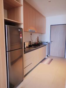 SematanRDHomeStay-RoxyBeachApt的厨房配有不锈钢冰箱