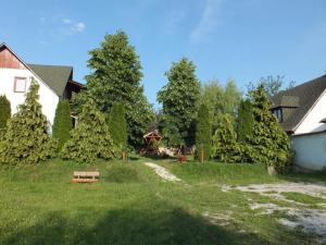 锡尔沃斯瓦里德Gaz69 vendégház的远处有树木和游乐场的院子