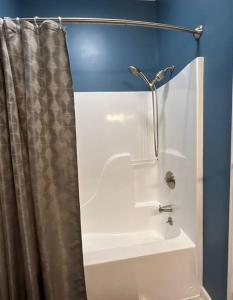 FleetwoodSerene & Cozy - Peaceful View - Fireplace - Creek的浴室配有淋浴帘和盥洗盆。