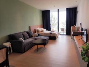 SematanRDHomeStay-RoxyBeachApt的客厅配有沙发和桌子