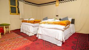 伊尔富德Nomad Camp的红地毯间内的两张床