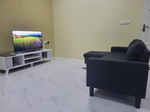 FeydhooLavender, S.Feydhoo, Addu city的客厅配有黑色沙发和电视