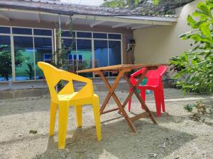 FeydhooLavender, S.Feydhoo, Addu city的外屋外的一张木桌和四把五颜六色的椅子