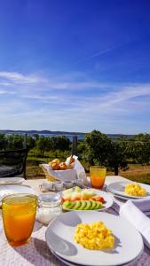 蒙萨拉什Montimerso Skyscape Countryhouse的餐桌,带食物和橙汁盘
