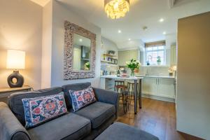 约克Middlethorpe Manor - No 3的带沙发的客厅和厨房