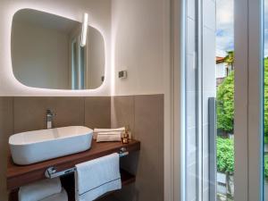 韦尔巴尼亚雄伟大酒店的一间带水槽和镜子的浴室