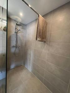 维也纳Modernes & stillvolles Apartment的带淋浴的浴室和玻璃门