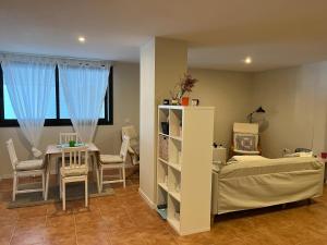 卢安科apartamento luanco playa的卧室配有一张床和一张桌子及椅子