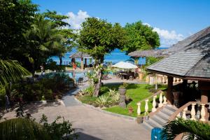 普拉兰大安塞区卡斯特罗海滩酒店的一个带游泳池的度假胜地和一个享有海景的度假胜地