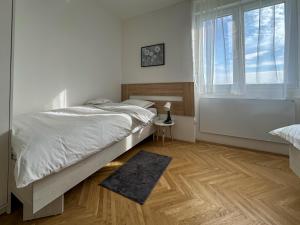 温科夫齐Apartman Lola的白色的卧室设有床和窗户