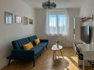 温科夫齐Apartman Lola的客厅配有蓝色的沙发和电视