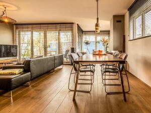 阿姆斯特丹NOVA Houseboat DELUXE Free Bikes的用餐室以及带桌椅的起居室。