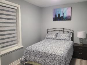 渥太华Spacious room in downtown Ottawa. Room #1的一间卧室设有一张床和一个窗口