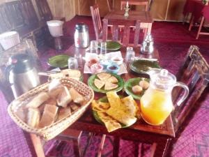 扎古拉berber sahara的餐桌上放有食物和橙汁
