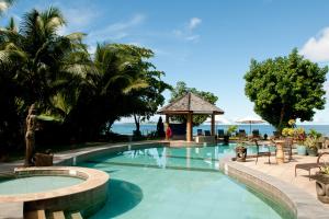 普拉兰大安塞区卡斯特罗海滩酒店的一个带凉亭的游泳池以及大海