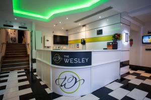 伦敦The Wesley Euston的一间标有阅读卫斯理的标牌的餐厅