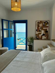 KeramesAgia Fotia Taverna的一间卧室配有一张床,享有海景