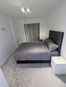 伦敦NEW Lux 1 or 2 Bed Flats + Car Park + 5min Tube + Fast WiFi的卧室配有一张床