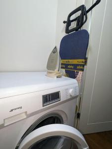 伦敦NEW Lux 1 or 2 Bed Flats + Car Park + 5min Tube + Fast WiFi的隔壁房间洗衣机