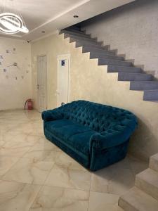 文尼察Holiday house的楼梯间蓝色的沙发