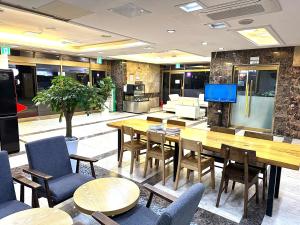 仁川市HOTEL airport June的一间带桌椅和电视的用餐室