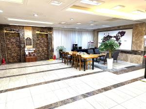 仁川市HOTEL airport June的一间会议室,配有桌椅和屏幕