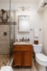 芝加哥Flexhome Bucktown 2BR C1 - READ INFO的一间带水槽、卫生间和淋浴的浴室