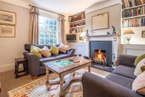 伍德布里奇Mole Cottage, Orford的带沙发和壁炉的客厅
