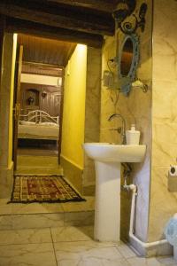 加济安泰普Şirvani Konağı的一间带水槽的浴室,享有一间卧室的景致