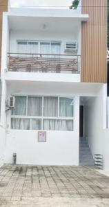 安蒂波洛Monon Antipolo Japanese Onsen Feels的白色的建筑,旁边设有阳台