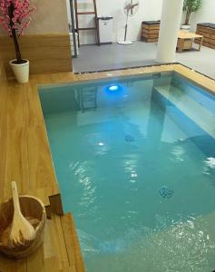 安蒂波洛Monon Antipolo Japanese Onsen Feels的室内的蓝色海水游泳池
