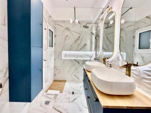 雅典Elaia Luxury Selections Sapphire的浴室设有2个水槽和镜子